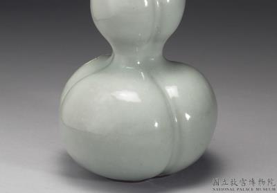 图片[2]-Gourd-shaped vase with three-neck body in pale green glaze, Qing dynasty, Qianlong reign (1736-1795)-China Archive